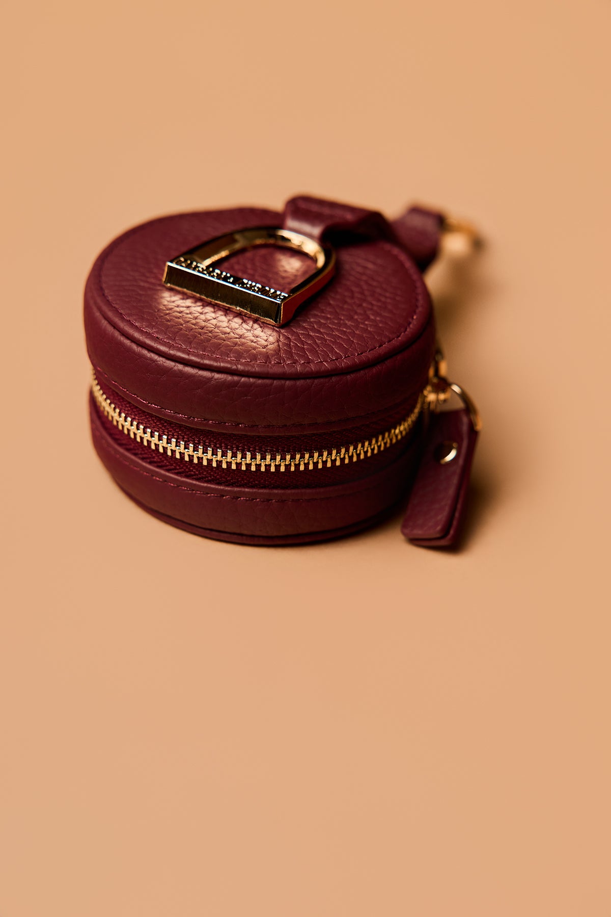 Stirrup Accessory Keeper in Cabernet